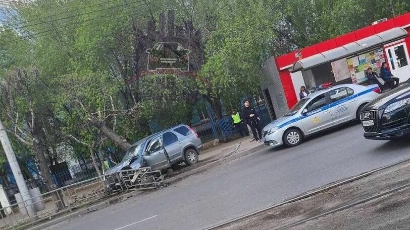     В Кировском районе Красноярска автомобиль снес ограждение и выехал на тротуар у остановки. Вероятно, водителю до аварии стало плохо и он скончался за рулем.