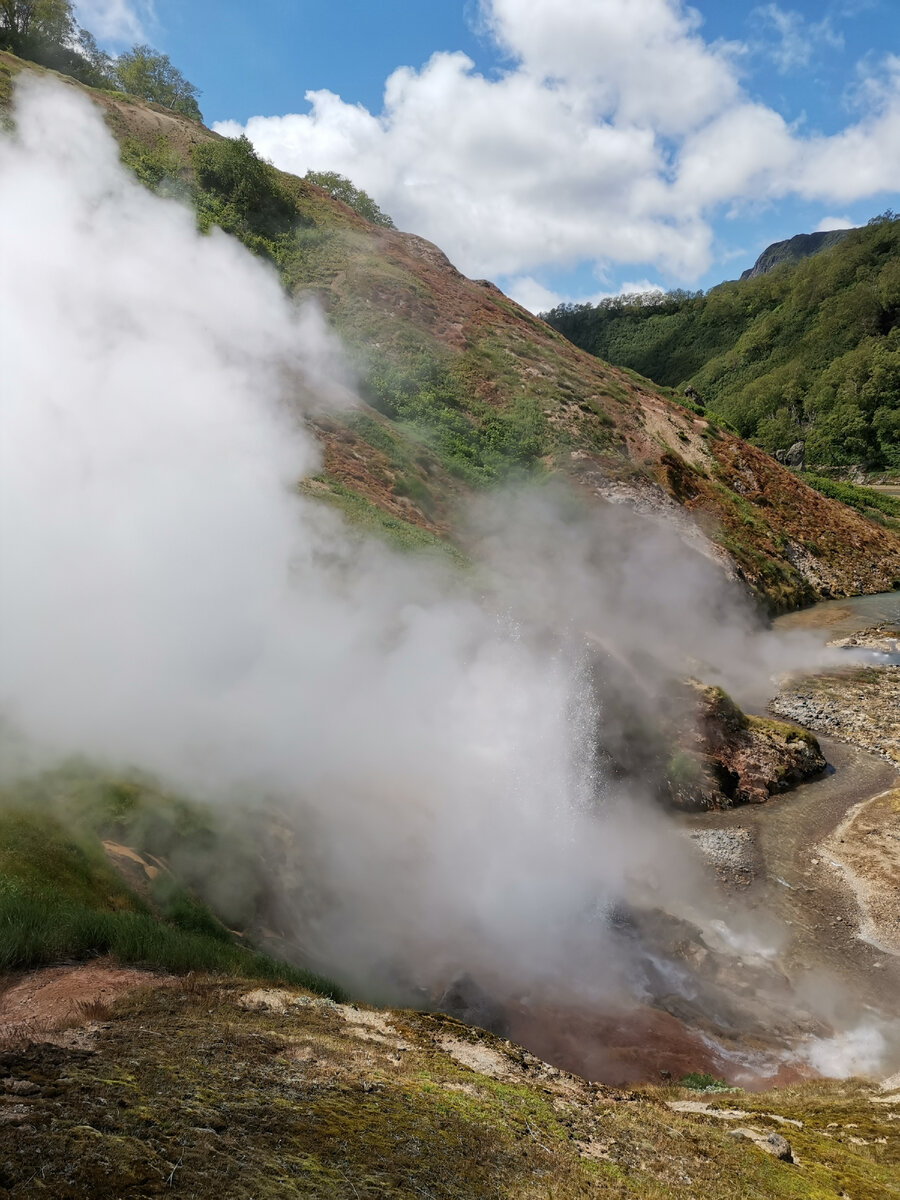 Извержение гейзера Большой на Камчатке 