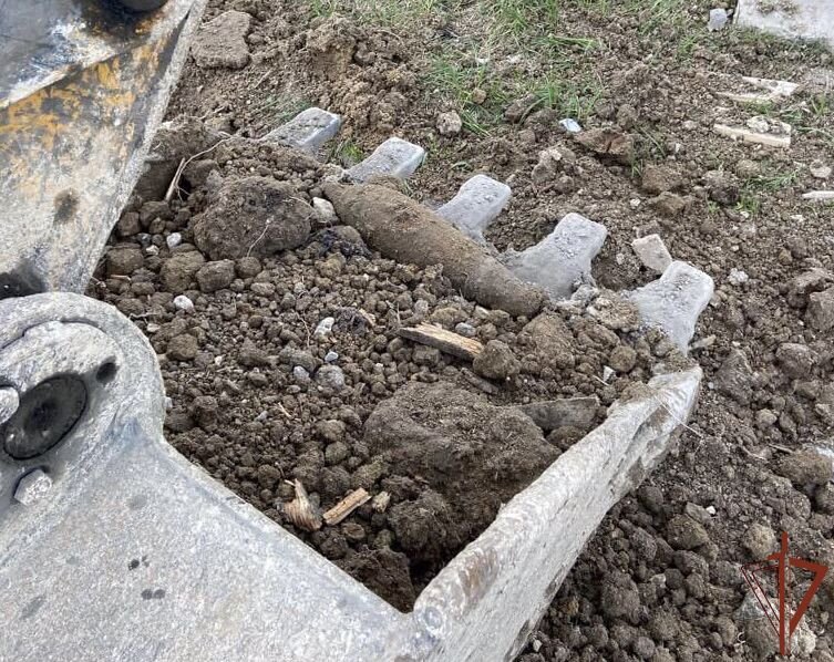 
Специалисты-взрывотехники Управления Росгвардии по Свердловской области обезвредили опасный боеприпас, который обнаружили на участке строительства многоквартирного дома в посёлке Сосьва.

Похожий на снаряд предмет был найден в грунте при строительстве дома. Оперативно прибывшая дежурная группа инженерно-технического отделения ОМОН «Рассвет» обследовала опасную находку и идентифицировала 122-миллиметровую минометную мину, долгое время пролежавшую в земле.

С соблюдением всех мер предосторожности взрывотехники Росгвардии транспортировали боеприпас на безопасное удаление и обезвредили путём уничтожения.