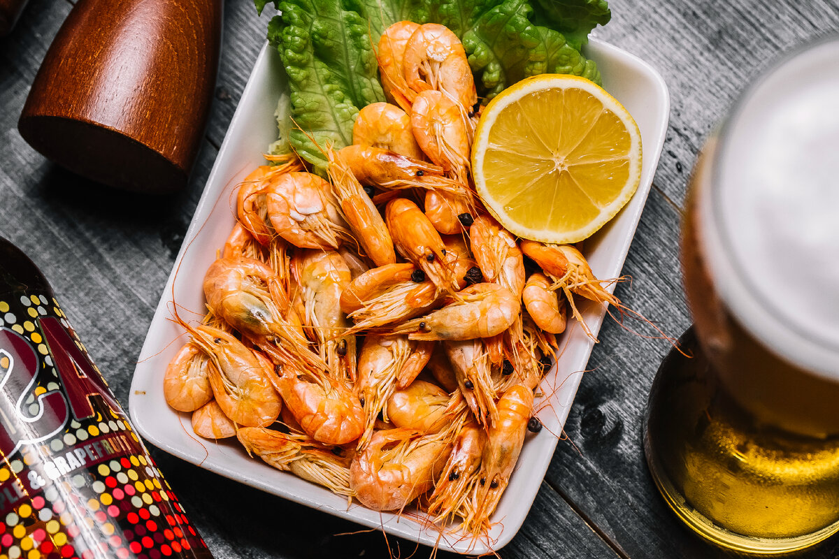 <a href="https://ru.freepik.com/free-photo/top-view-boiled-river-shrimps-with-lemon-and-a-glass-of-beer_8056278.htm#query=%D0%B2%D0%B4%D0%BE%D0%B5%20%D0%BF%D1%8C%D1%8E%D1%82%20%D0%BF%D0%B8%D0%B2%D0%BE%20%D1%81%20%D0%BA%D1%80%D0%B5%D0%B2%D0%B5%D1%82%D0%BA%D0%B0%D0%BC%D0%B8&position=16&from_view=search&track=ais">Изображение от stockking</a> на Freepik