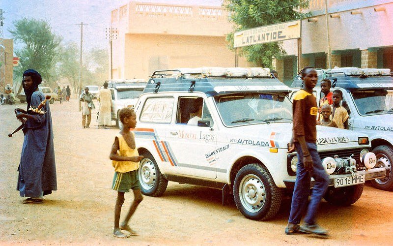 В этом наряде Нива пересекла пустыню Сахара. Окна покрыты зеркальной пленкой, крепкие ботинки служат теплоотражающим экраном, а бензиновый баллон на крыше еще не разлетелся от палящего солнца.