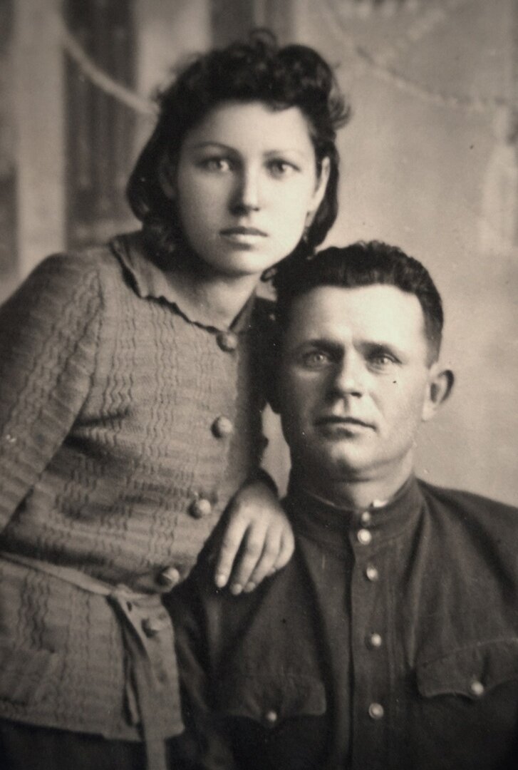 Анна Кривко  (Филатова) с отцом 1946 год.