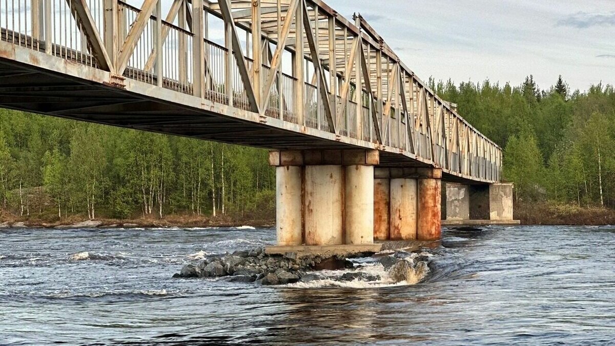     Движение транспорта по мосту запрещено, сообщают в местной администрации.