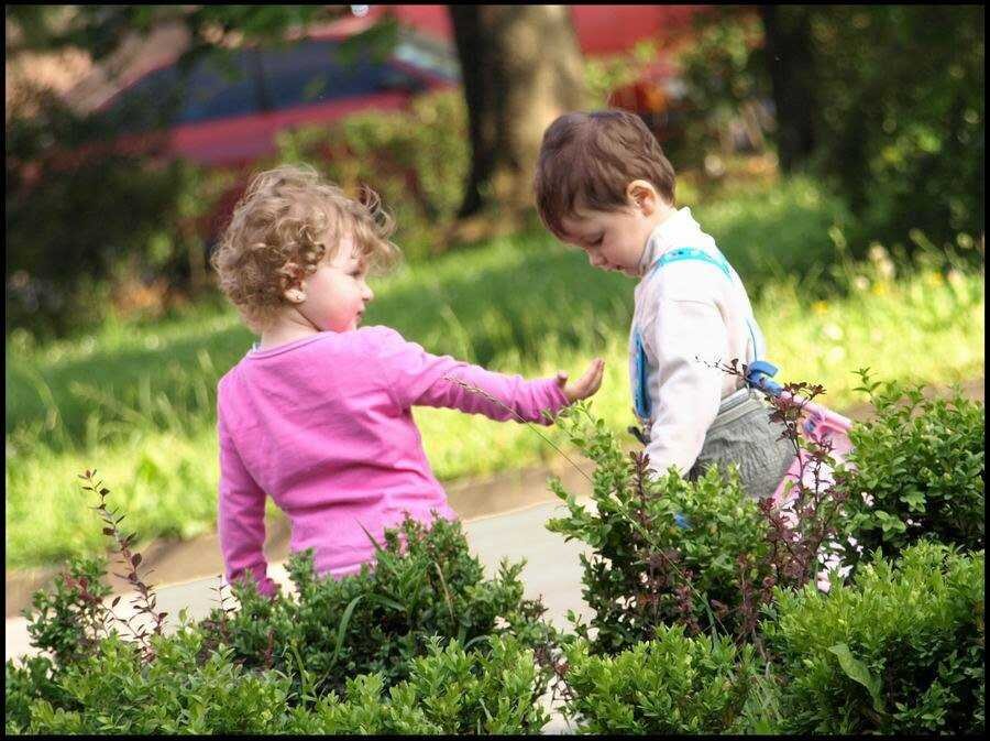 Дети как по другому сказать. Дети помогают друг другу. Детям о дружбе. Лучшие друзья дети. Взаимопомощь детей.
