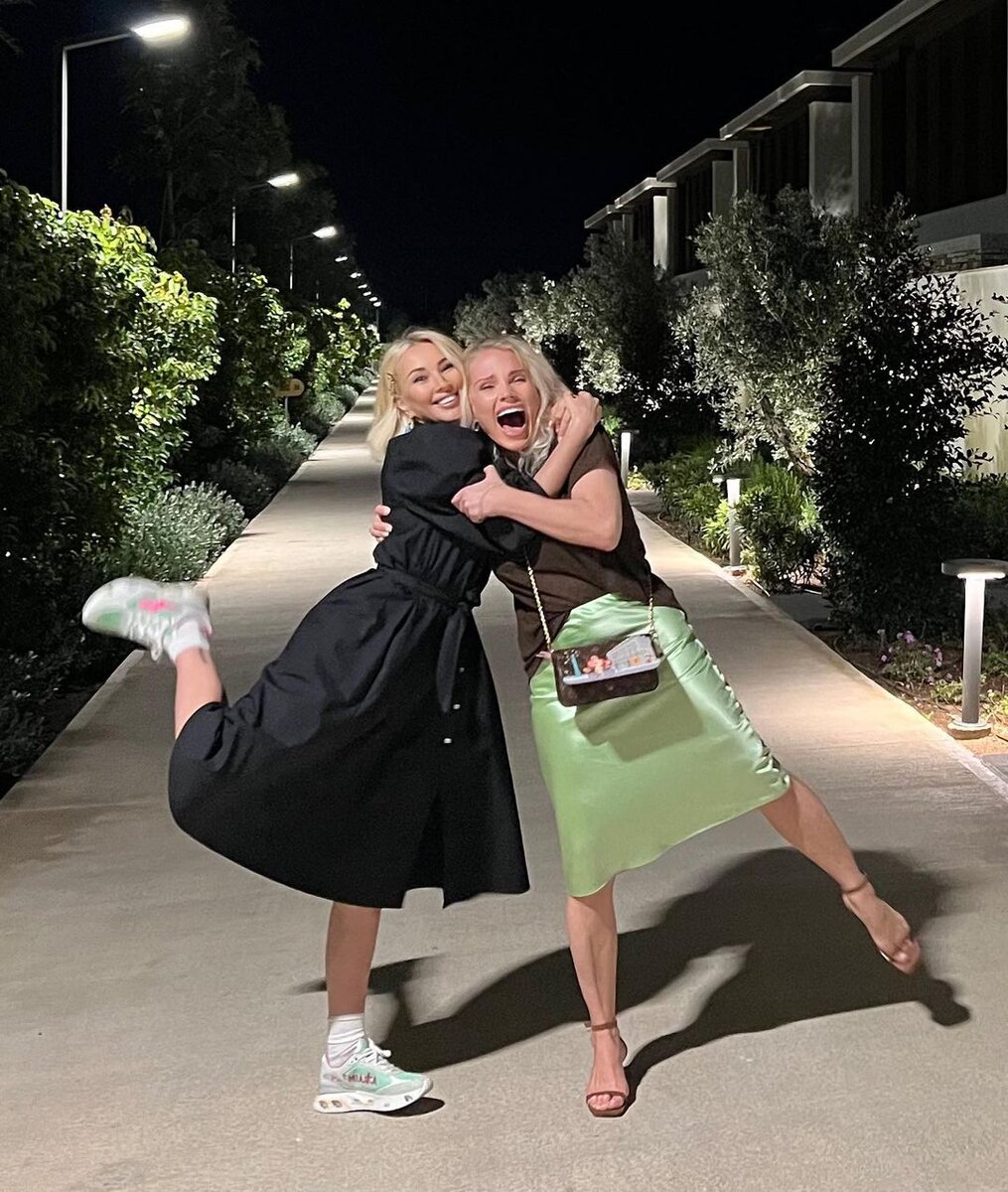    Лера Кудрявцева с Катей Гордом на прогулке в АнталииСоцсети Леры Кудрявцевой