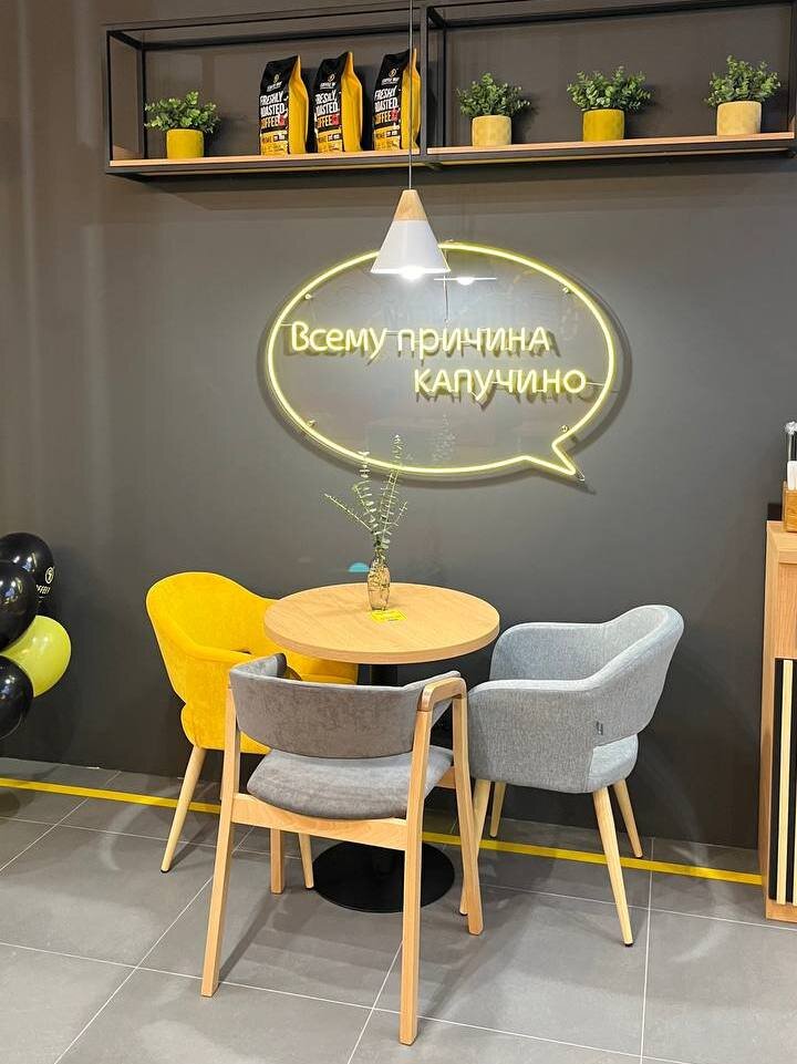 В кофейном баре разместилось 16 посадочных мест. В целом обстановка очень комфортная.