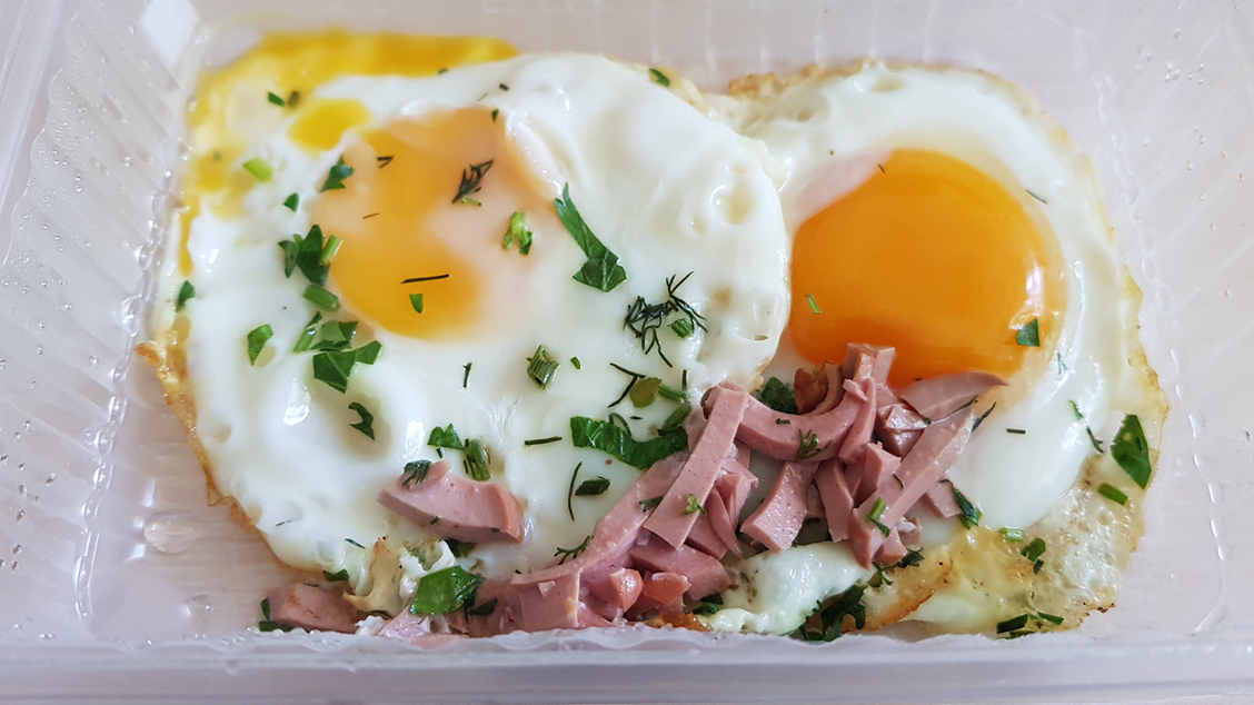 Яичница с колбасой