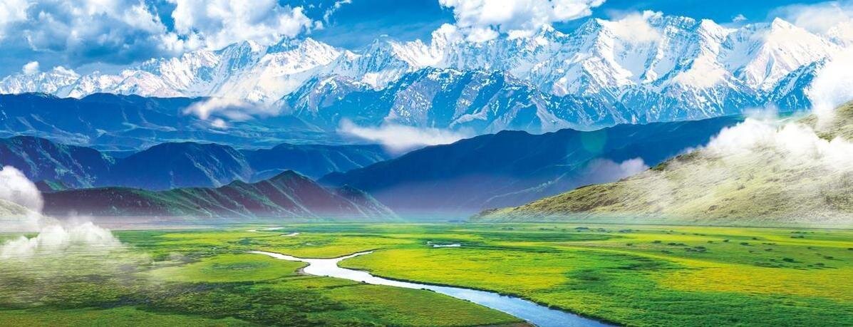 Степи Турцзяляо округа Юйминь префектуры Тачэн Синьцзян-Уйгурского автономного района май 2023 года. (ФОТО ПРЕДОСТАВЛЕНО CHINA DAILY)