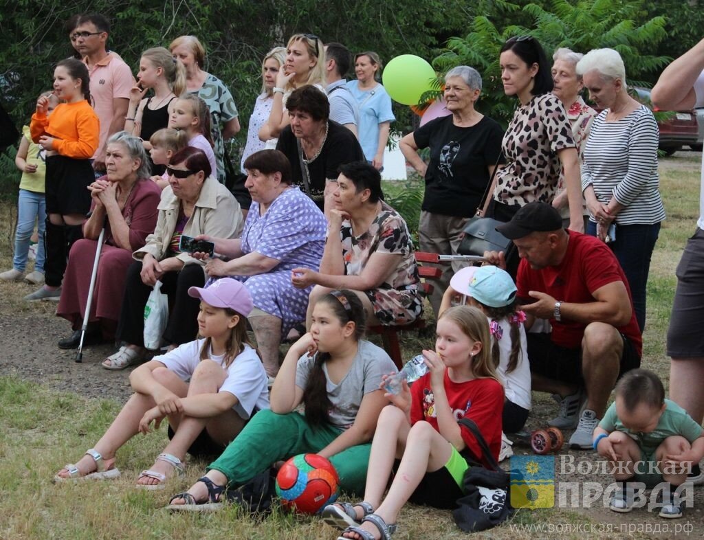 Ну...или так....📷    Игра в кальмара, пироги и капсула времени: 5-й округ Волжского отпраздновал День соседей
