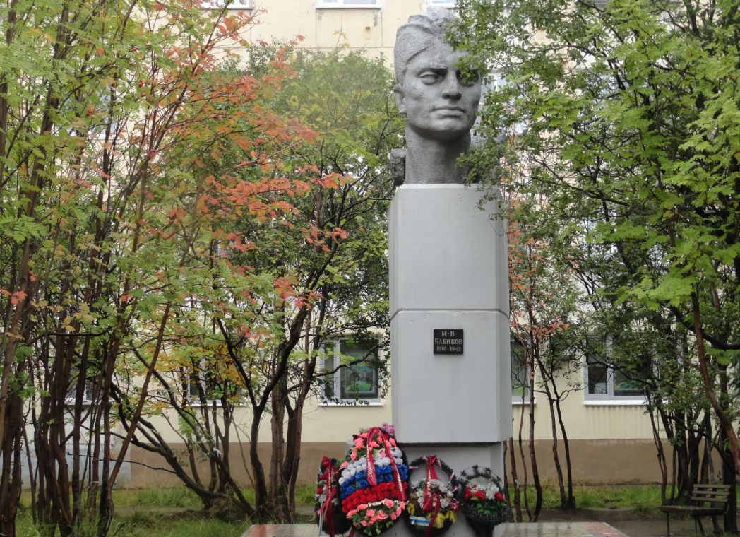 Заполярный памятники. Заполярный памятники. Заполярный памятники. Памятник бабикову в заполярном. Заполярный памятники.