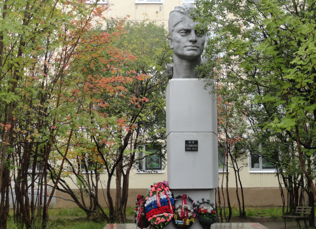 Ул бабикова. Памятник Бабикову в Заполярном. Аллея славы Заполярный.