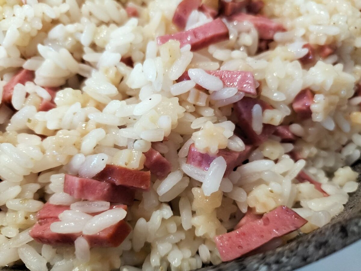 Рассыпчатый рис на сковороде с луком. Нешлифованный рис на сковороде. Рис рассыпчатый от сеьчночки.