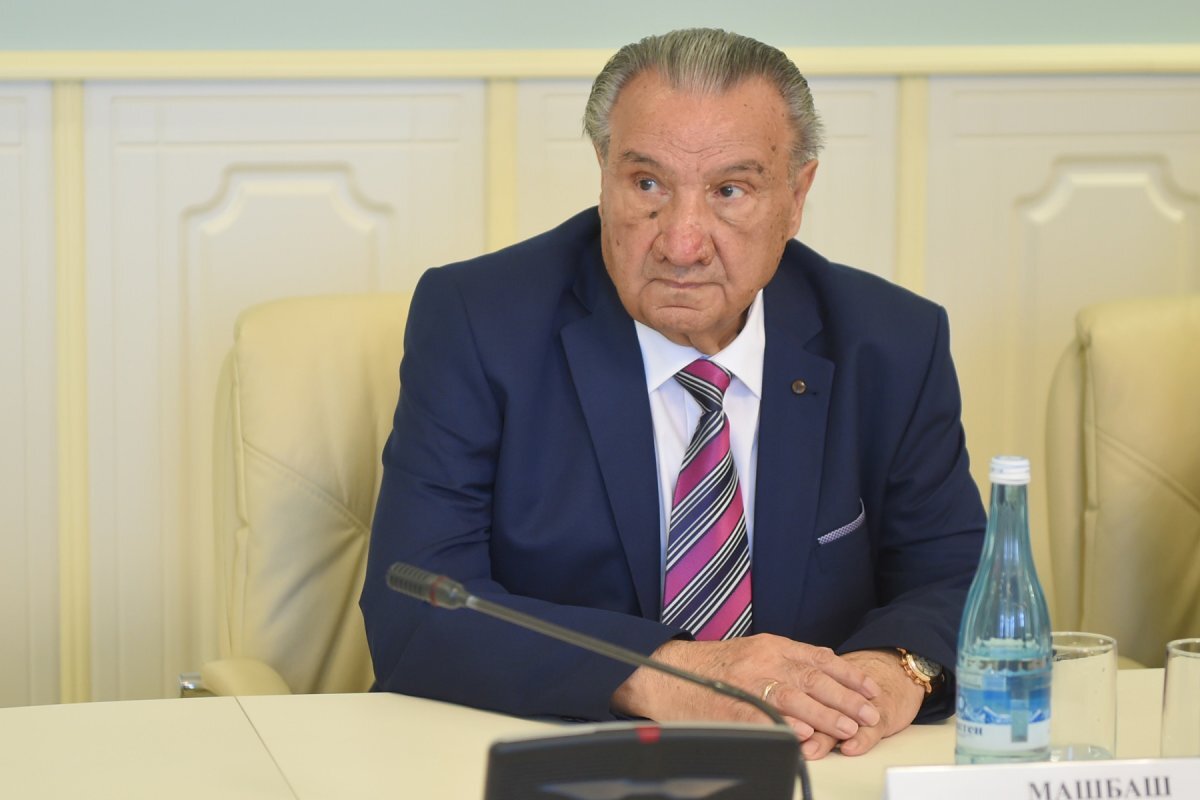    Мурат Кумпилов поздравил с днём рождения Исхака Машбаша