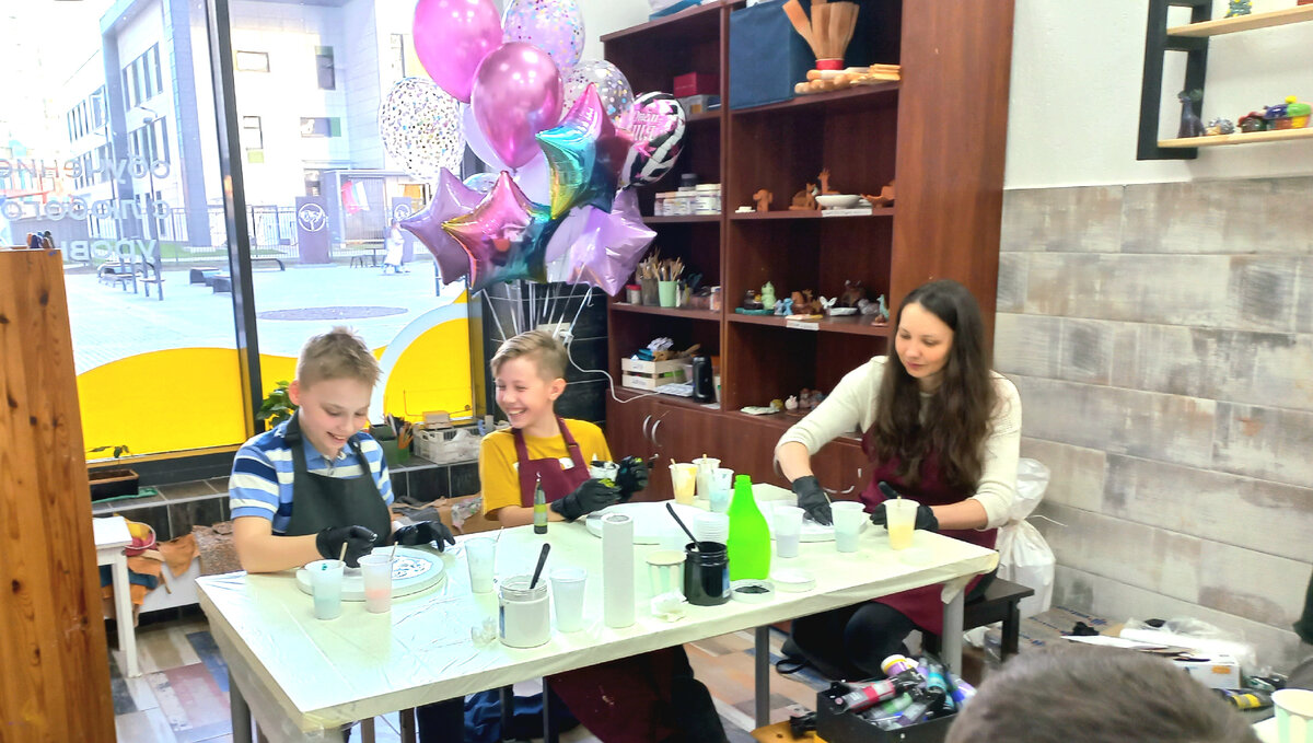 Мы работали в весёлой творческой атмосфере. Я старательно наношу фоновую краску. (Фото автора.)