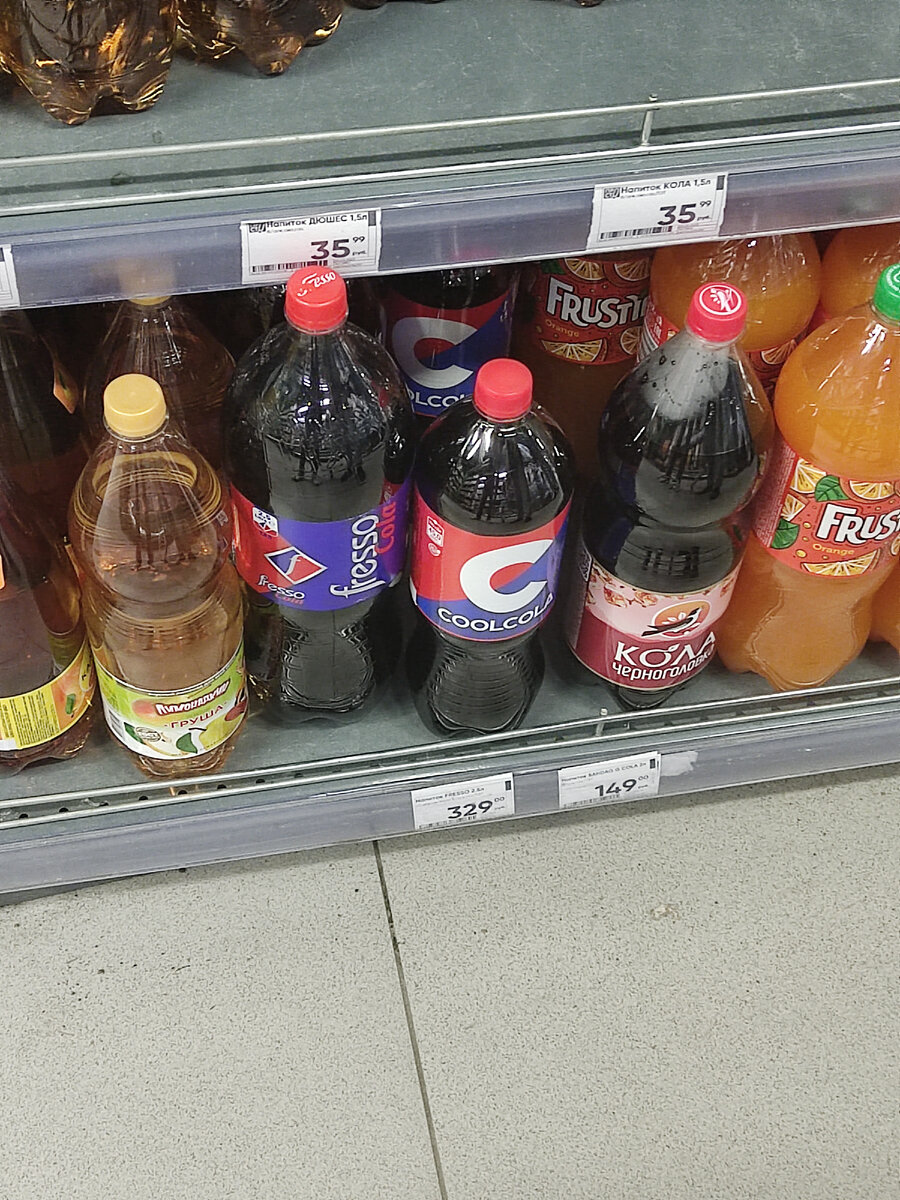 Газированные напитки могут стать любимым вкусом для многих людей, особенно в жаркую погоду. Однако, не все знают об их воздействии на организм. В этой статье мы рассмотрим влияние газированных напитков на человека.

Содержащиеся в газированных напитках сахар и кислота могут привести к различным проблемам со здоровьем. Например, употребление большого количества напитков, содержащих сахар, может привести к развитию диабета и ожирения. Кроме того, содовая кислота, которая создает газировку, может разрушать эмаль зубов, что приводит к появлению кариеса.

Газированные напитки также могут оказаться вредными для желудка. Сильная кислотность может привести к истончению слизистой оболочки желудка, вызывая боли и раздражения. Кроме того, газированные напитки часто включают в свой состав кофеин, который является диуретиком. Это означает, что он может способствовать выводу жидкости из организма, что повышает риск обезвоживания.

Еще одним фактором, который может повлиять на здоровье, является содержание в газировке красителей и консервантов. Их употребление может вызвать аллергические реакции, раздражения и даже головные боли.

Важно отметить, что регулярное употребление газированных напитков может повлечь за собой серьезные последствия. Поскольку сахар и другие вредные вещества находятся в больших количествах, они могут снизить эффективность метаболизма, увеличить уровень холестерина и представить угрозу для сердечно-сосудистой системы.

Вместо газированных напитков стоит пить чистую воду и свежевыжатые соки. Эти напитки богаты витаминами и другими полезными веществами, которые необходимы для здоровья организма.

В заключение, газированные напитки могут стать серьезной угрозой для здоровья, поэтому необходимо снизить их употребление. Лучше всего заменить их на более полезные напитки, такие как вода и свежевыжатые соки. Это поможет улучшить самочувствие и сохранить здоровье на долгие годы.