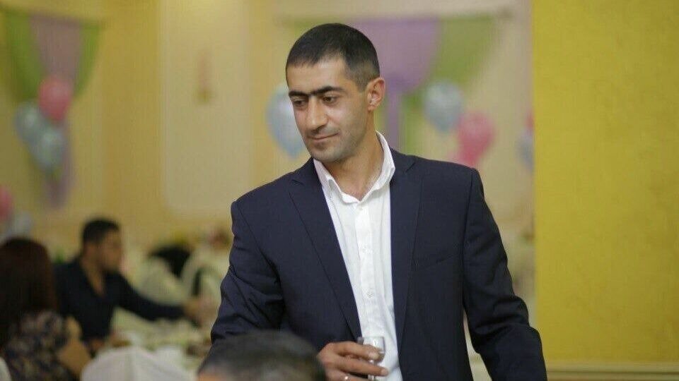     Для этого он специально купил нож и пневматический пистолет.