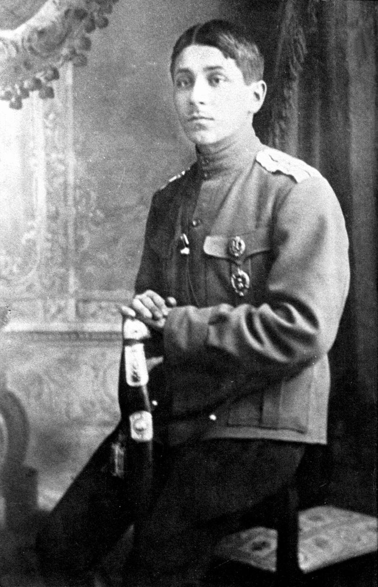 � ������ ������ 1915 ���� �� ����� ����� �� �������� ������� ������� ����� ���������� ������� � ����. 
17 ������ ��� �������� �������� ������ ����������� �������� ������� ��. ���������� 3-� ������� � ������ � ������. 22 ������� 1915 ���� ��� �������� �� ��������� ���������� ��������� �������, ��������� � �����������. 11 ������� 1916 ���� �������� ������� ��. ���� 4-� ������� � �������� ��� ����������. 9 ���� ��������� � ��������.

18 � 19 ���� 1916 ���� � ������ �������� �������� ������ �������� ������� ��������� ��������� � �������������� ���������, ������������� �� ��������� ���������� ��� ����� ������ ���� � ⟨�⟩ ������ �� �����, �������, ���� ��� �������� ��� ��������� ������ ��� ��������. � ���� �� 20 ���� � ���������� ������� �����, ������������ ������� �� ������������ ������� ���������, �������� ������ � ��������� � ���������.

13 �������� 1916 ���� �������� ������� ��. ���������� 2-� ������� � ������. � ������� ����� ������� � ��������� ��� ������� ������� ������ ���������, �� ��������� �� ������ � �������� ����� � 9 ������� �������� �� ����� � ���� ����.

9 ������ 1916 ���� �������� ������� ��. ���� 3-� ������� � ������ � ������ � �� ��������� ���� �������� ���������� ����. ��������� � �����-�������� (10.11.1916); 11 ������ �������� �������� ����������� ����������� ��������� ���������; 17 ������ ������������ �� ������� ������� ��� ������ �� ������ ��������� ����� �����������.

� ������ 1917 ���� ��� ����������� � �������� � � ������ ��. ��������� 4-� �������. �� ���, �� ����� ������� �������� �� ����� � ����� � ����������, �� ����������� ������� ���� ��������� � �������. ��� ������� ������ ���� ����������� � ������ ������ ������� ����� ����� ��������.
