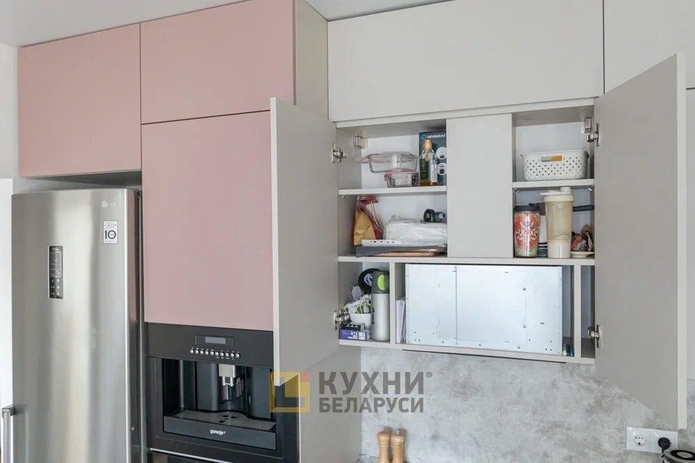 Da unsere Familie nicht klein ist, verbringe ich viel Zeit in der Küche: Ich koche, wasche und putze ständig. Es ist wichtig, dass alles, was mich in diesem Raum umgibt, angenehme Emotionen hervorruft.-4