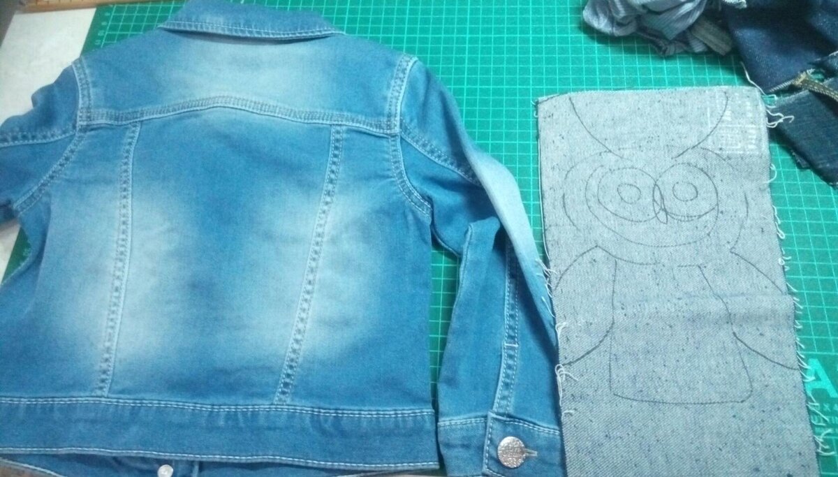 Декор джинсовой куртки кружевом, бусинами и стразами