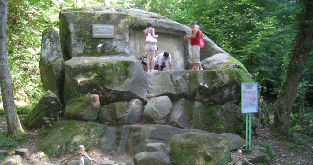 Туристы у Волконского дольмена