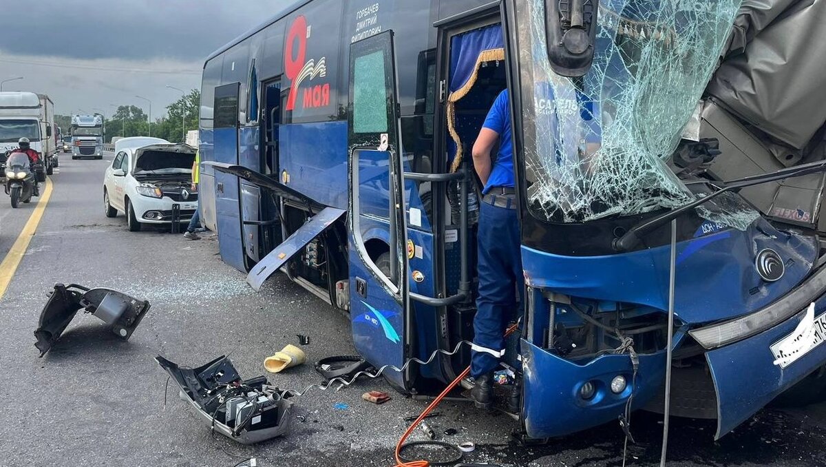     В Аксайском районе на трассе М-4 «Дон» в аварию попал автобус Yutong, забитый пассажирами, подробности аварии рассказали в ГИБДД по Ростовской области.