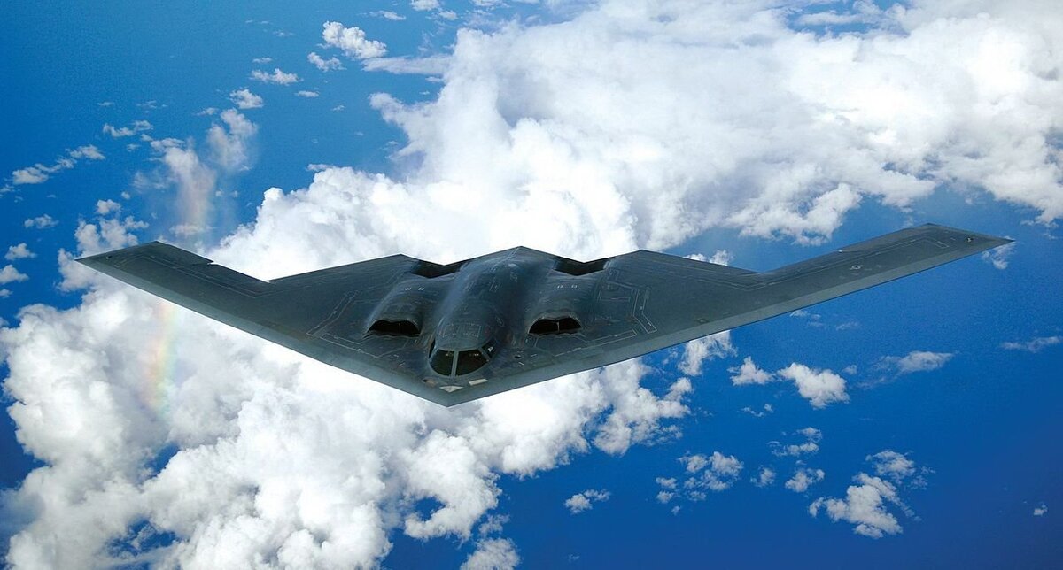 Стратегический стелс-бомбардировщик B-2 Spirit в полёте. Фото: commons.wikimedia.org