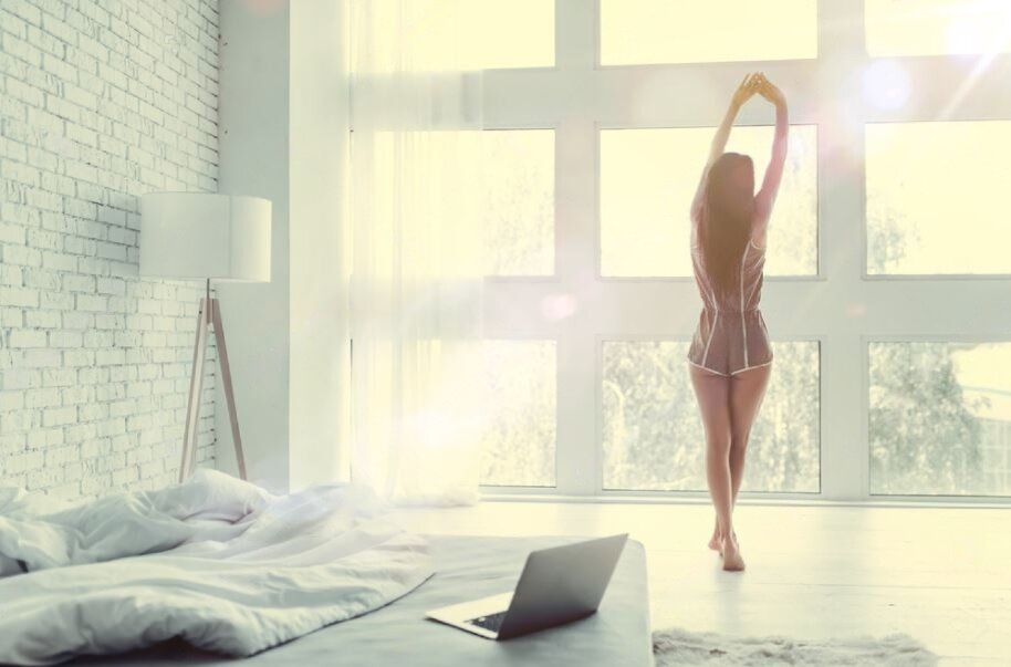 Источник фото: https://www.shutterstock.com/image-photo/good-morning-back-view-happy-young-648752743