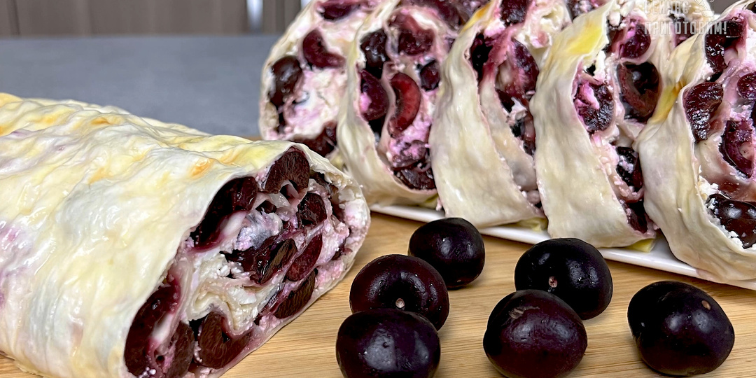 Рулет получается такой вкусный, что невозможно остановиться только на одном кусочке и рука так и тянется еще за кусочком