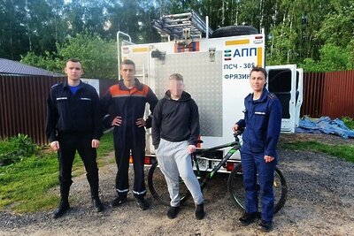    Спасатели поисково-спасательного поста 305-й пожарно-спасательной части ГКУ МО «Мособлпожспас» с пропавшим велосипедистом © Пресс-служба ГКУ МО «Мособлпожспас»