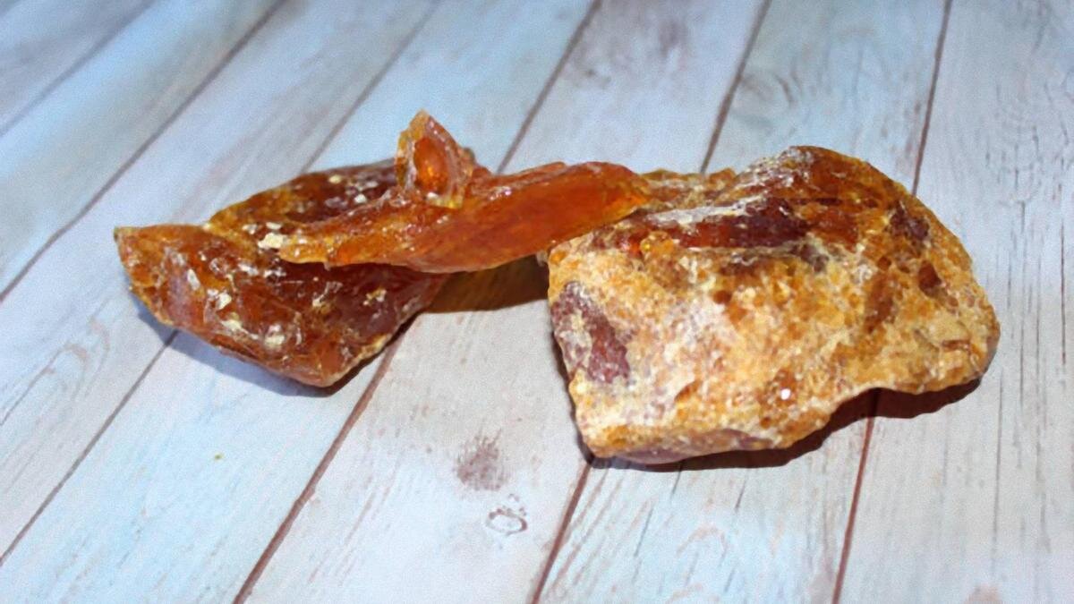    Кусочки канифоли лежат на деревянной поверхности:iStockPhoto