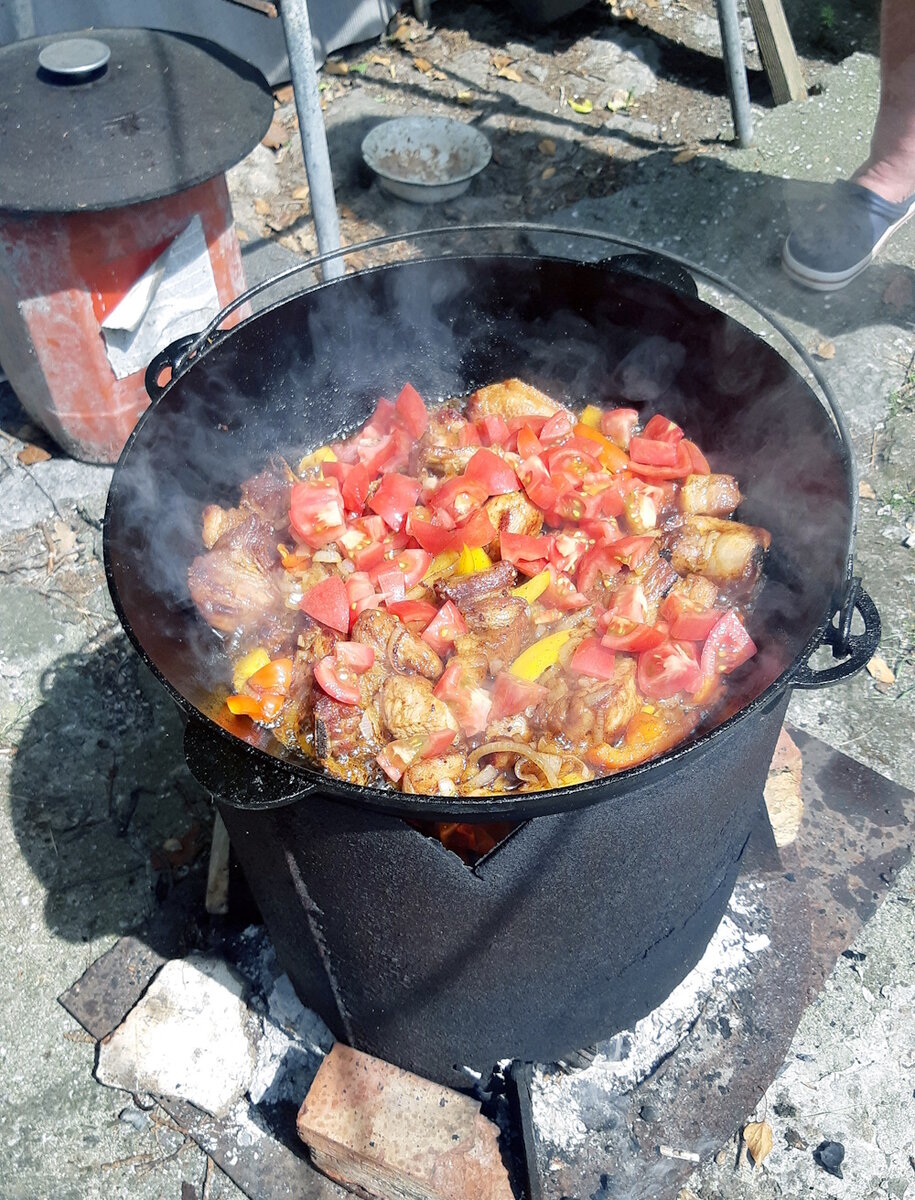 Свиные ребрышки с молодым картофелем в казане