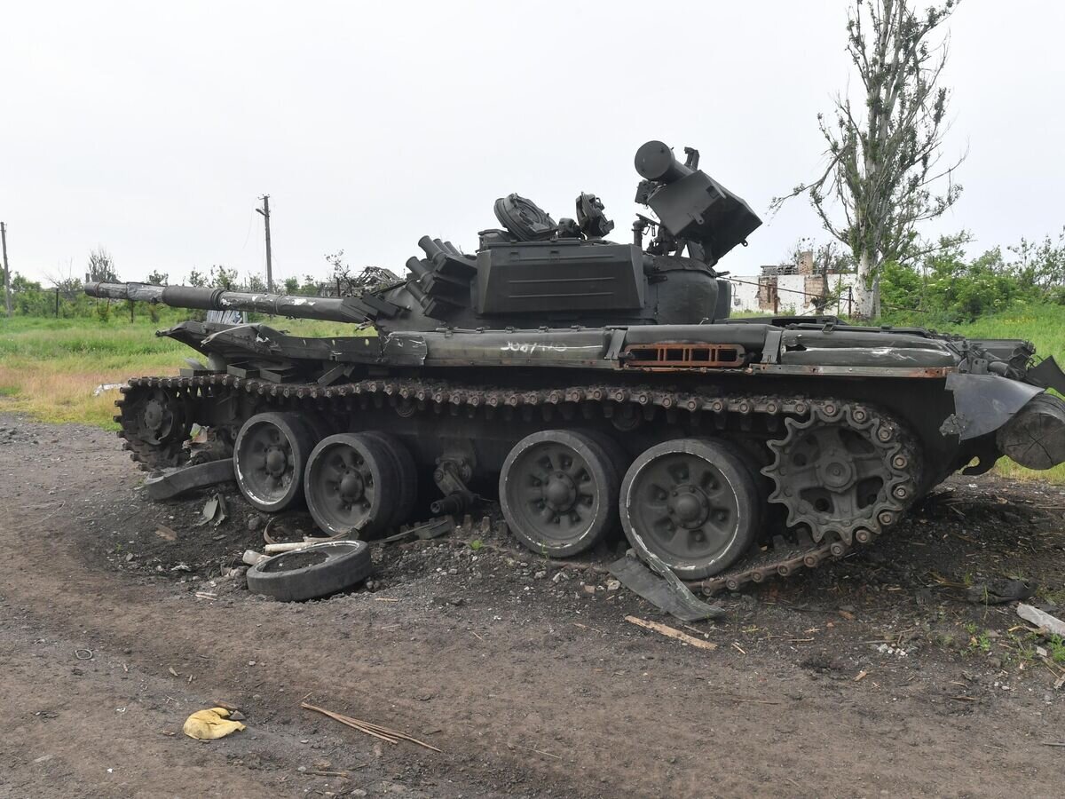    Уничтоженный танк ВСУ в селе у линии соприкосновения на Артемовском направлении© РИА Новости