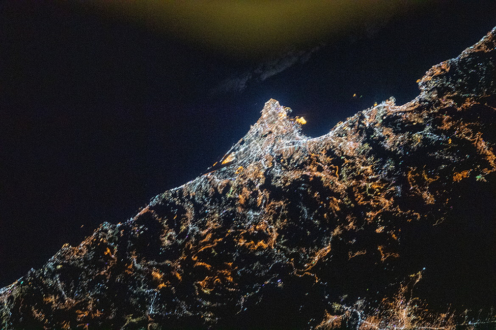 Ночной Бейрут в Ливане с борта МКС. Фото: spacefacts.de
