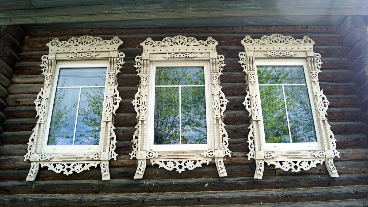 Наличники, которые я фотографировала во время путешествий. Листайте вправо, чтобы увидеть ещё фото.