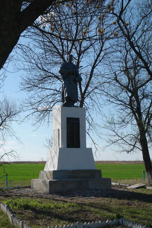 Братская могила в с. Щуровка Балаклейского района Харьковской области и на ней нет имён и фамилий 7-ой роты 53-го полка, потому что рота пропала без вести... Вся! (фото из открытых источников)...