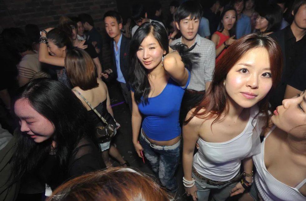Пьяные азиатские. Корея Южная Сеул корейские девушки. Девушки Южной Кореи в ночных клубах. Корейская молодежь. Ночные клубы в Корее