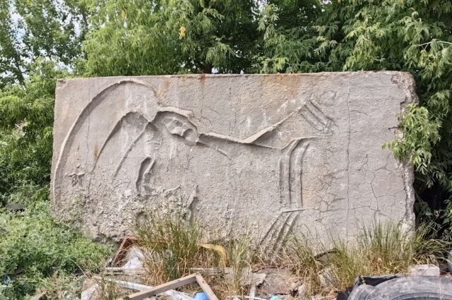    Пилоны с изображением воинов зарастают травой и мусором. Фото: Telegram Алексей Ульянов