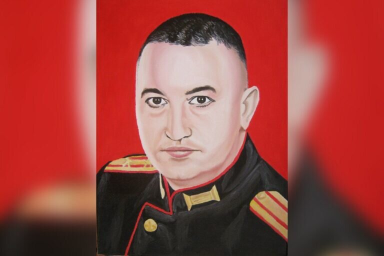    В Новочеркасске местная художница представила портрет Героя России Сергея Панова Марина Шарт