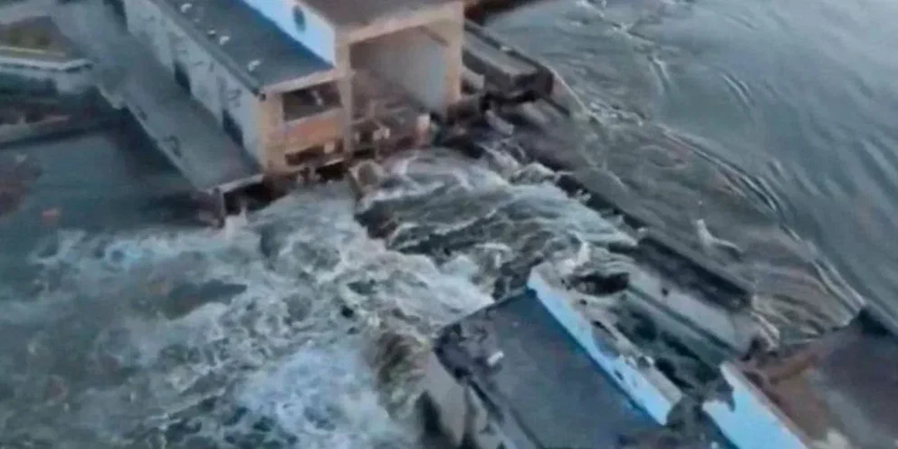 Плотина Каховской ГЭС разрушена из-за повреждений, началось затопление.