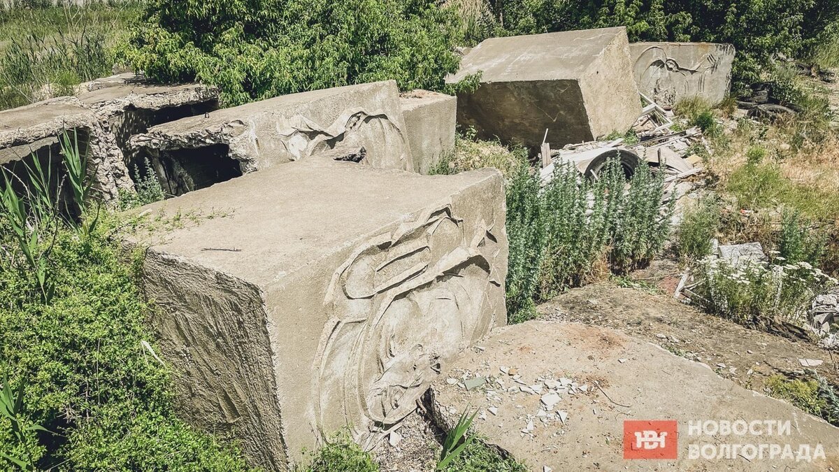     Арест банды, убившей айтишника, продлили на полгода, в районах Волгоградской области ввели режим повышенной готовности из-за саранчи, а стелы с Мамаева кургана, обнаруженные на пустыре, планируют вывезти.