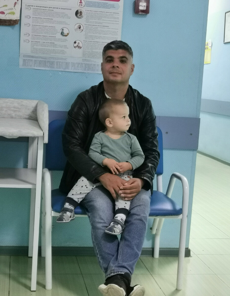 В год проходили комиссию, тоже в очереди к неврологу сидим, но тут платно ходили. Хороший врач была. 