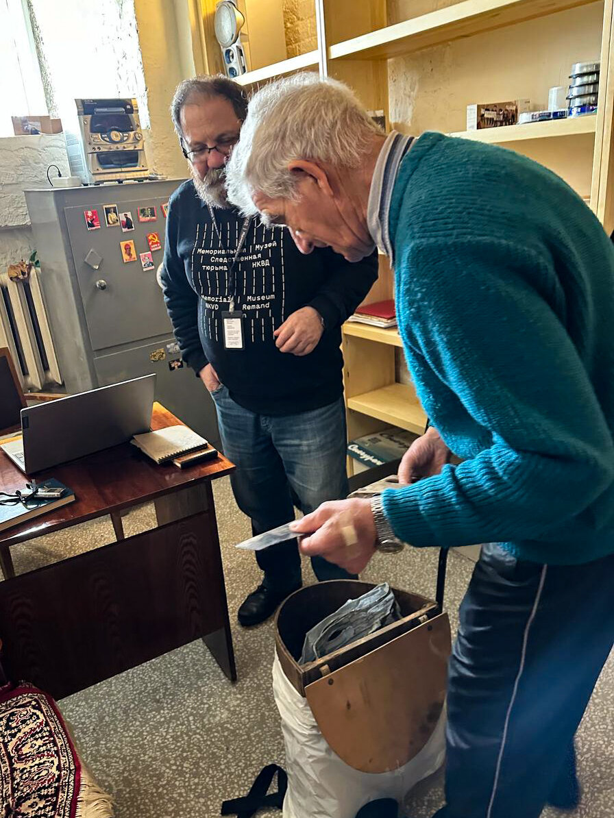 Геннадий Петрович Колтаков принес в музей инструменты его родителей, сосланных в Нарымский округ