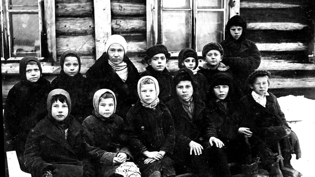 Учащиеся с первого по четвёртый класс.