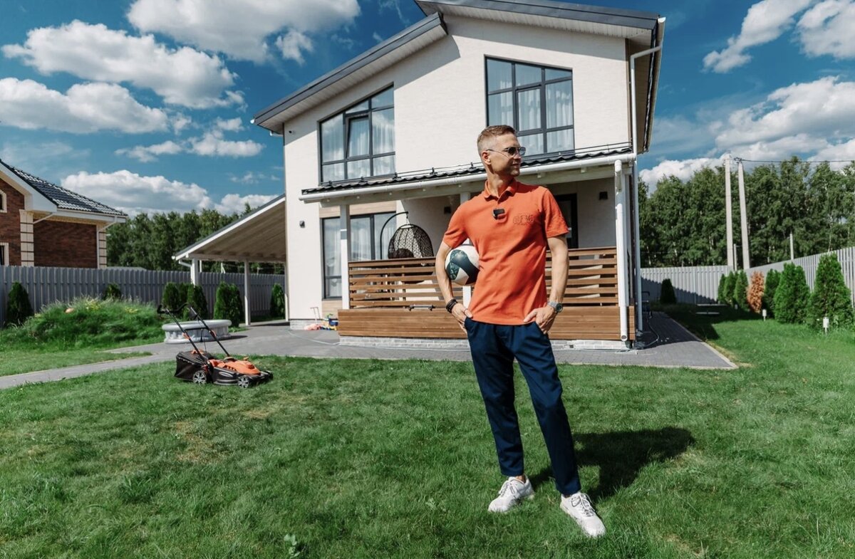 Меня зовут Дмитрий, я сам прошел этап строительства дома для себя. И основал компанию «DMITRY DOM», которая строит каркасные дома по финской технологии. 