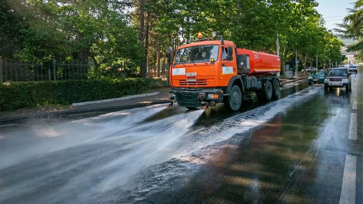 В Новосибирске поливальная машина окатила прохожих на глазах у мэра |  Драга.Лайф | Дзен