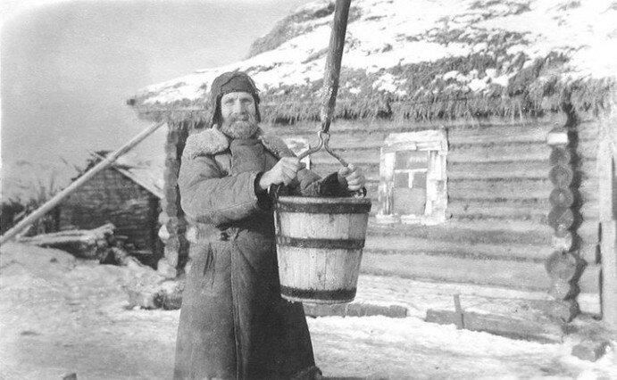 Матвей Кузьмич возле дома