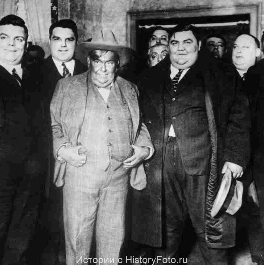 Члены тайного «Клуба толстяков» Нью-​Йорка, 1904-й год. Каждый член должен был весить больше 100 килограмм и платить 1 доллар взноса с кг веса. У общества существовало секретное рукопожатие и пароль для опознания своих. В основном, занимались ребята организацией пикников, соревнований и различных развлечений.
