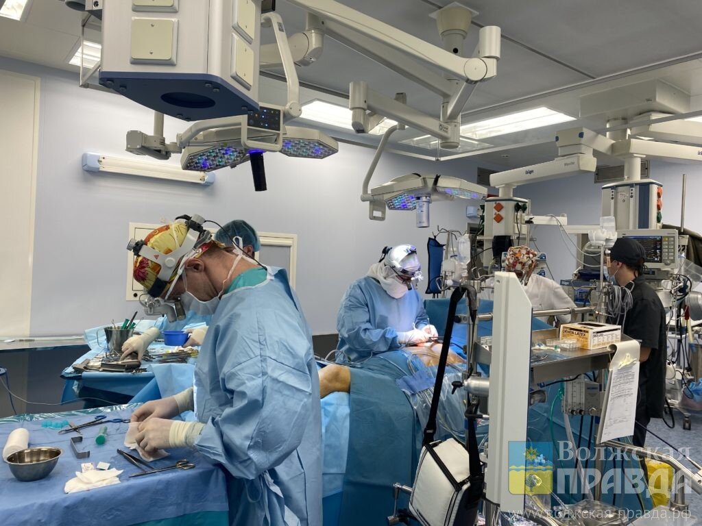 Идет операция.📷    Волжские хирурги пересадили врачу из Волгограда почку его матери

