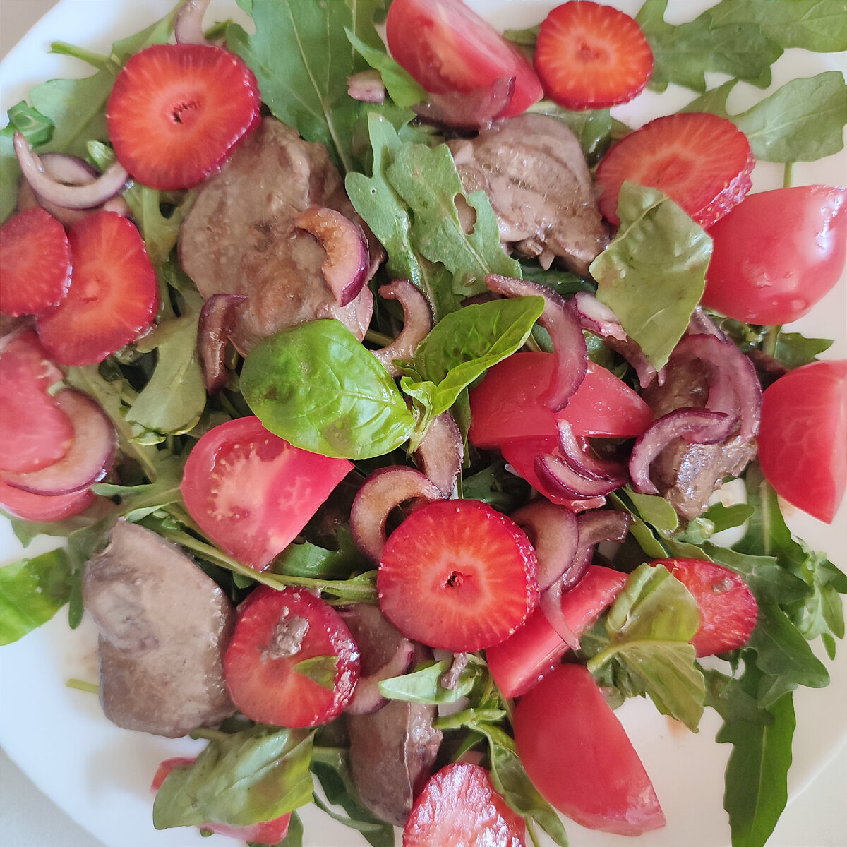 Я ещё добавила в салат немного свежего зелёного базилика.