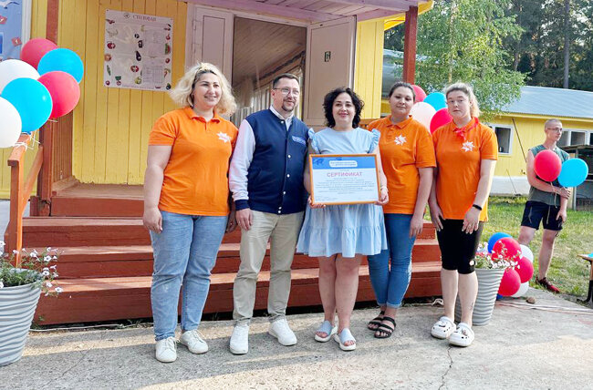 Вручение сертификата. В центре - директор «Чайки» Арина Макарова, слева - председатель регионального отделения «Движения первых» Александр Мясников